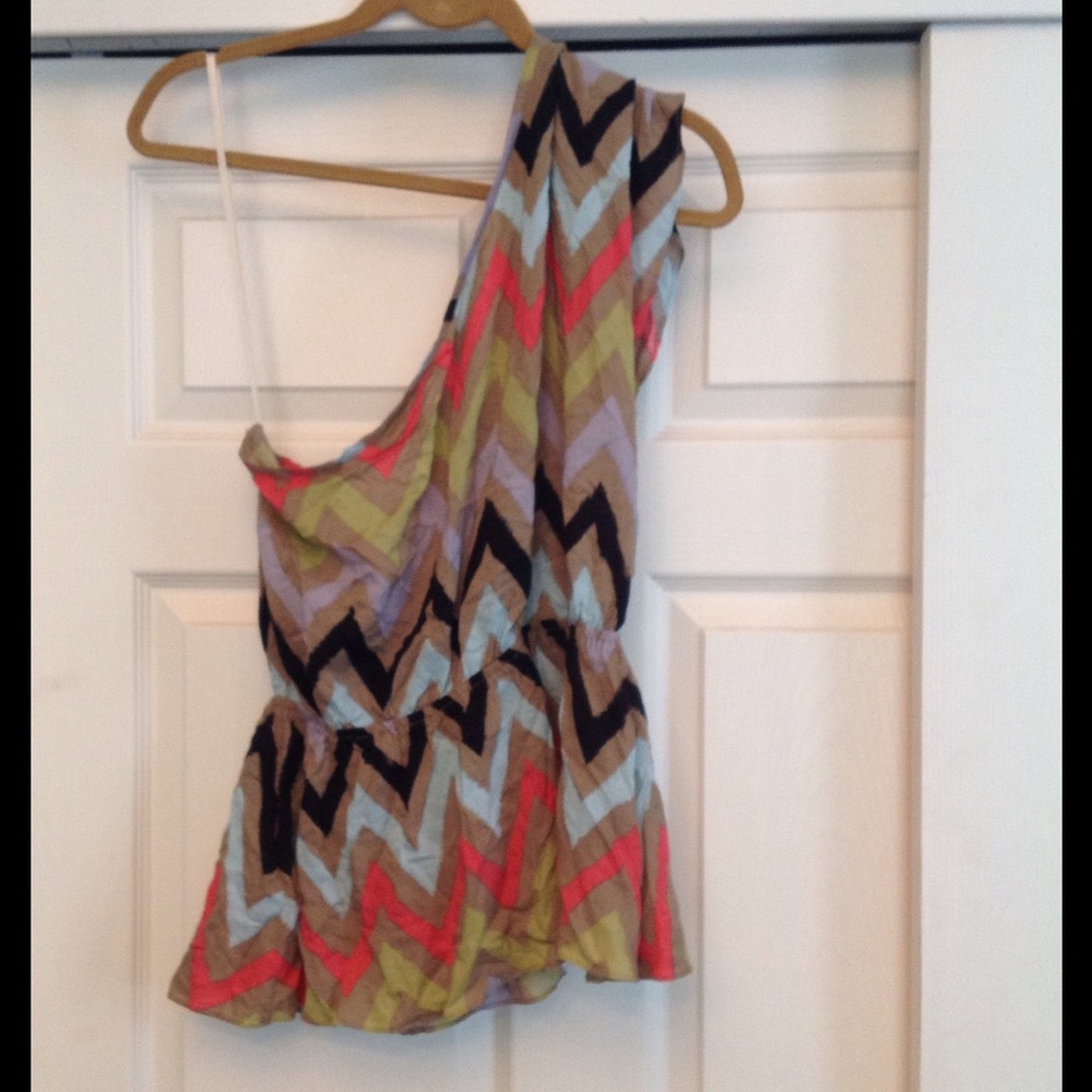 One Shoulder Chevron Patterned Top medium - Picture 2 of 3